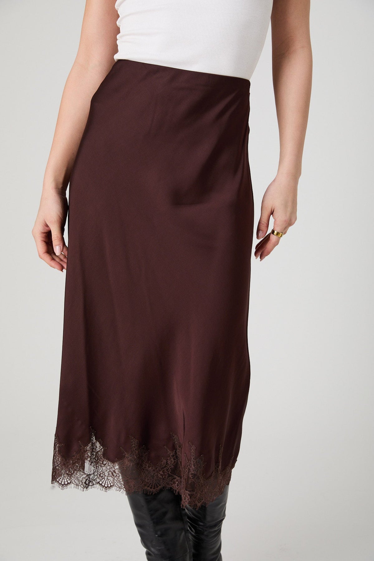 ENNIS SATIN LACE MIDI SKIRT